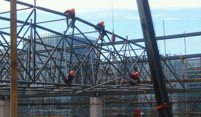 奎屯论网架装配施工中搭设脚手架应当留神的事故